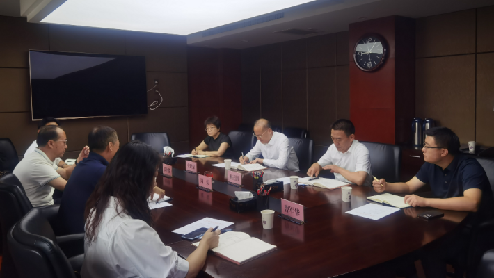 8月4日上午，甘肅藥業(yè)投資集團(tuán)有限公司黨委書(shū)記、董事長(zhǎng)周榮及副總經(jīng)理張世俊等一行4人前往甘肅省科技廳，拜會(huì)省科技廳黨組書(shū)記、廳長(zhǎng)張世榮。雙方圍繞整合中醫(yī)藥優(yōu)勢(shì)資源、強(qiáng)化創(chuàng)新聯(lián)合體建設(shè)、培育高層次創(chuàng)新創(chuàng)