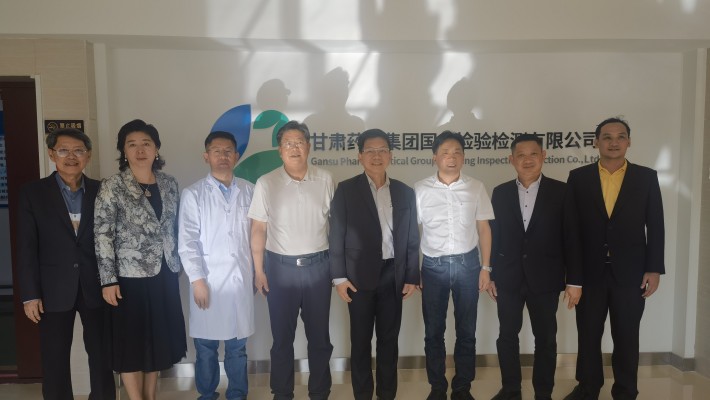 2023年8月21日下午，泰國(guó)衛(wèi)生部傳統(tǒng)和替代醫(yī)學(xué)司司長(zhǎng)王通財(cái)，泰國(guó)駐西安總領(lǐng)事館總領(lǐng)事韓美玲，泰國(guó)衛(wèi)生部傳統(tǒng)和替代醫(yī)學(xué)司副司長(zhǎng)特萬(wàn)，泰國(guó)傳統(tǒng)和替代醫(yī)學(xué)部顧問(wèn)文夢(mèng)賢，瓦納拉特納泰國(guó)傳統(tǒng)和替代醫(yī)學(xué)系替代